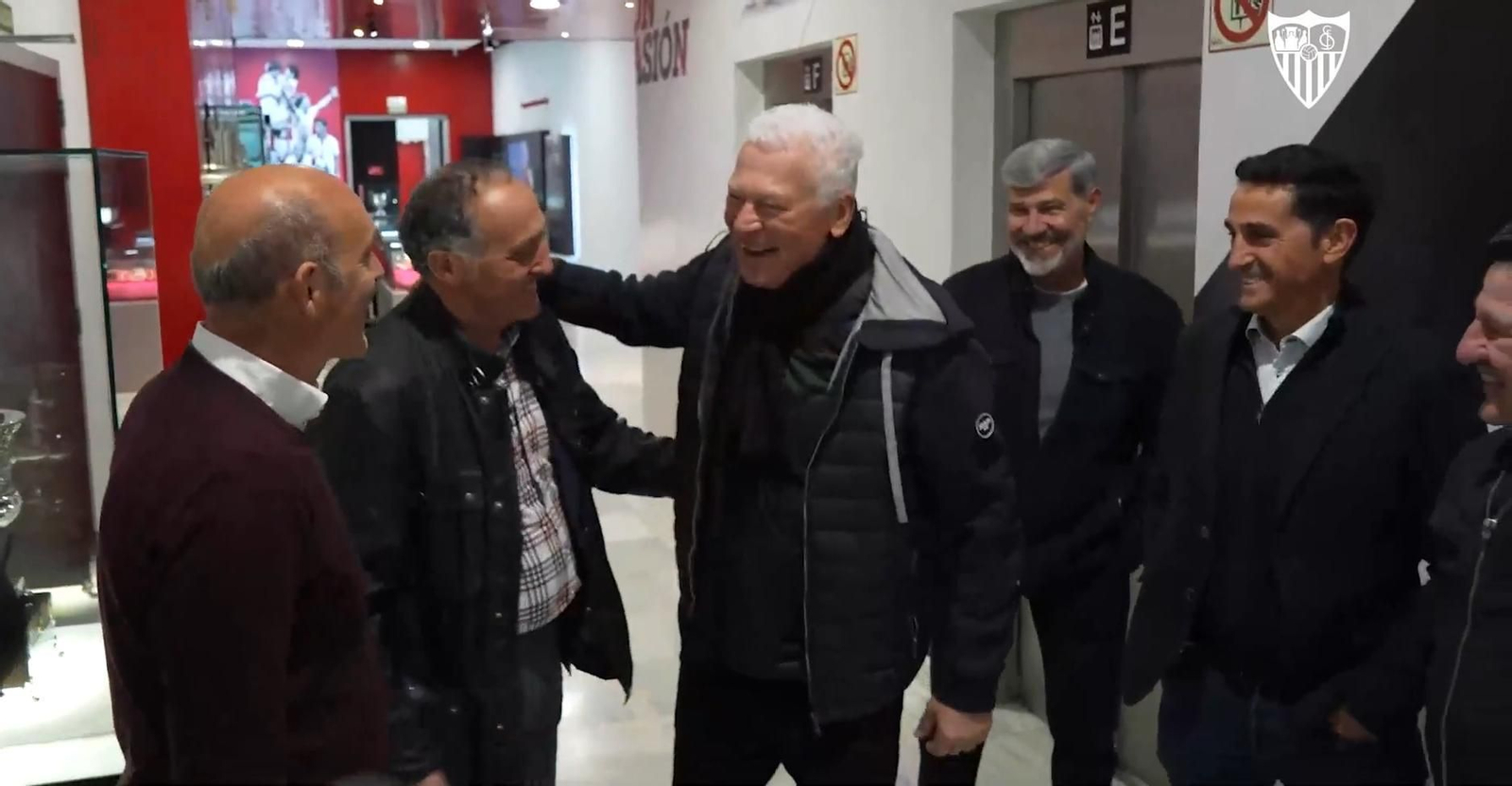 Toni Polster saluda a Francisco ante Rafa Paz, Jesús Choya y Jiménez.