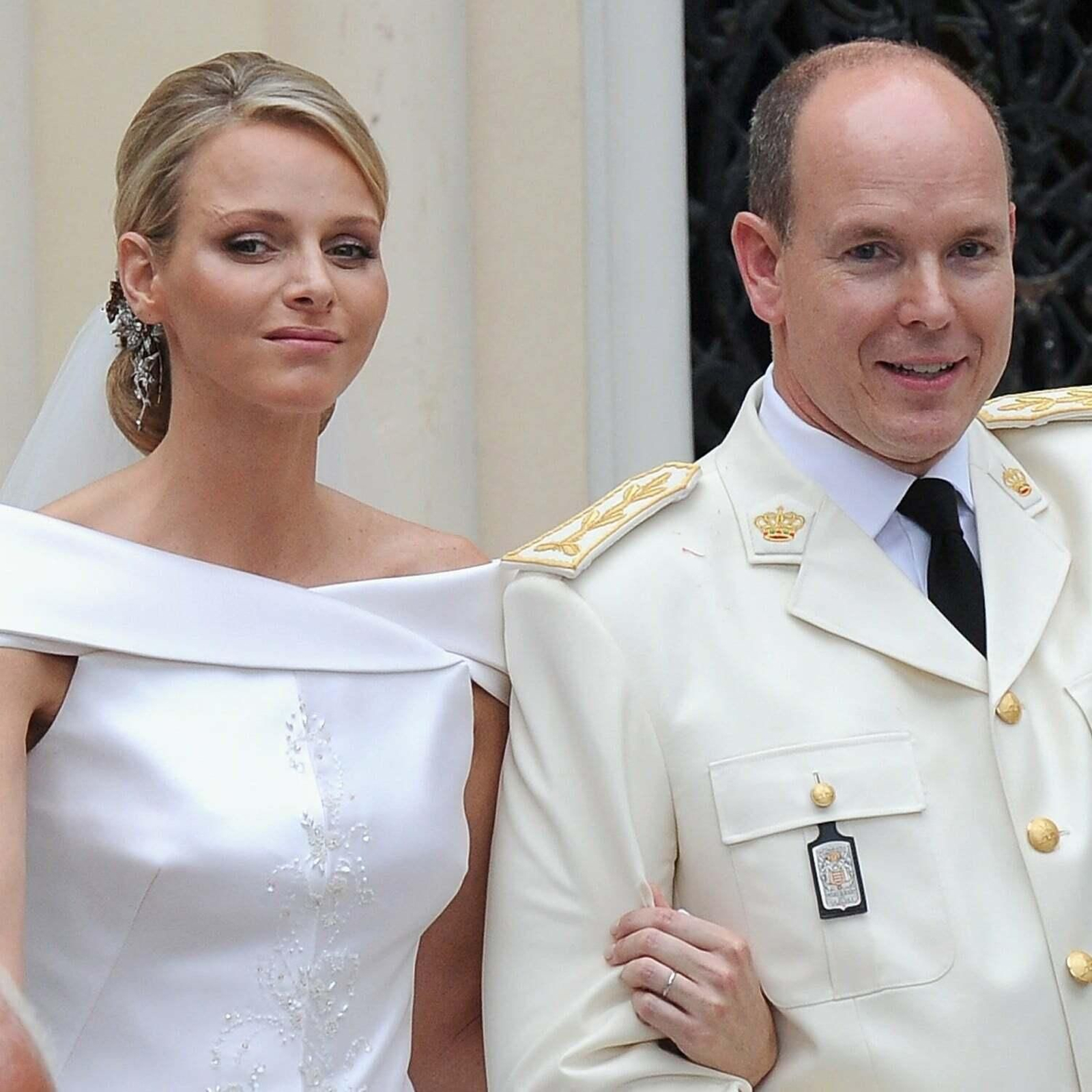 El ya matrimonio, tras la ceremonia religiosa. El ya matrimonio, tras la ceremonia religiosa.