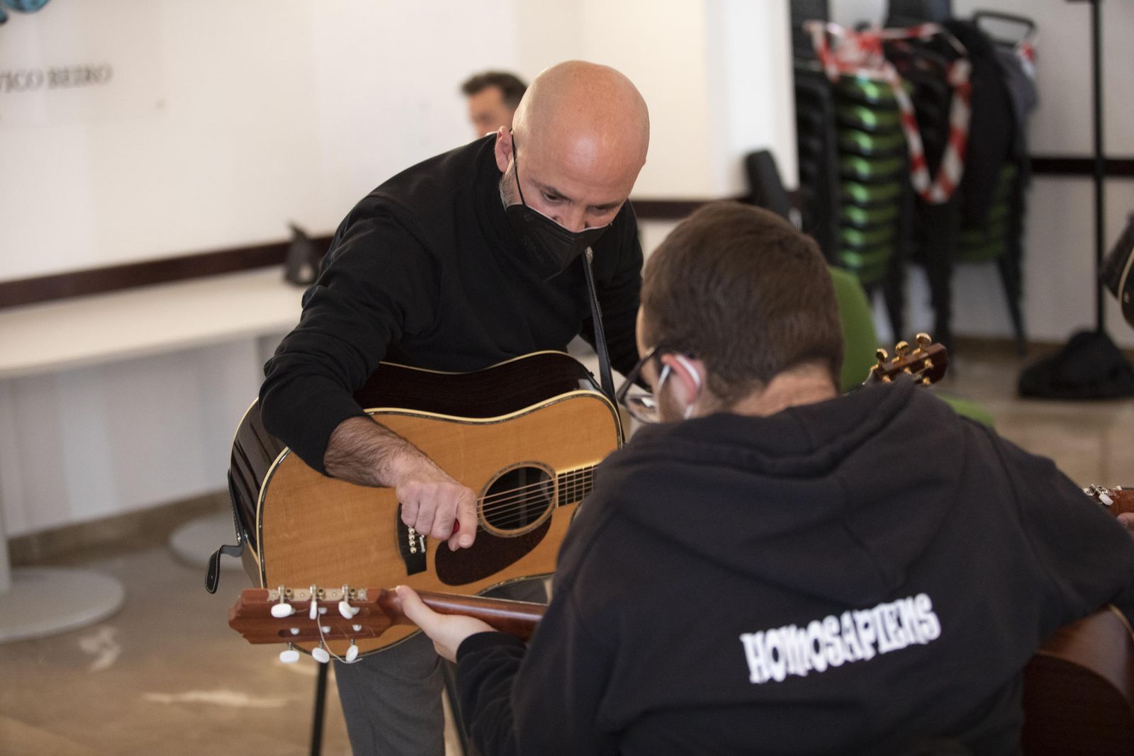 Fotos: Popi y Quini Almendros enseñan música a los jóvenes de la Asociación Homo Sapiens