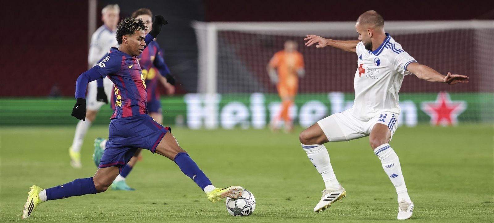 Lamine Yamal dribla a Hatzidiakos.