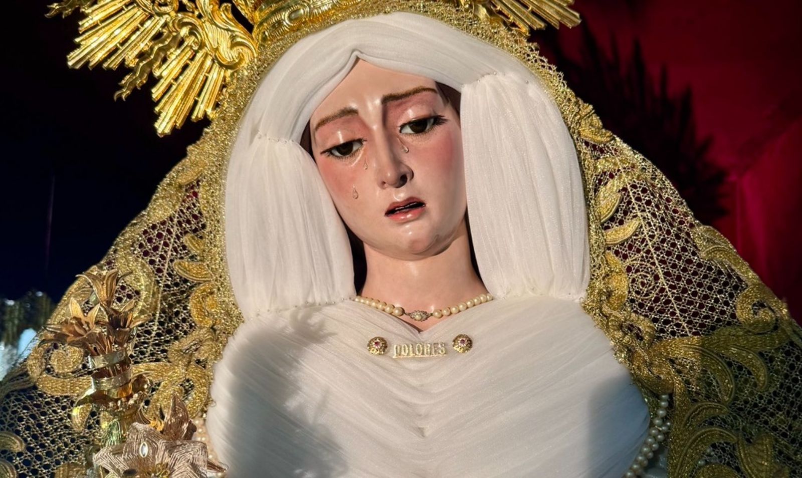 La primorosa Virgen de los Dolores, obra atribuida a Cristóbal Ramos, ya en el paso de palio