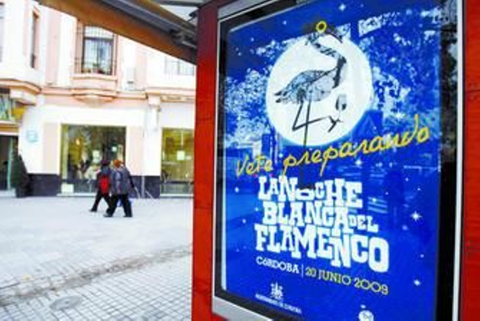 Cartel promocional de La Noche Blanca del Flamenco en una calle de la ciudad.