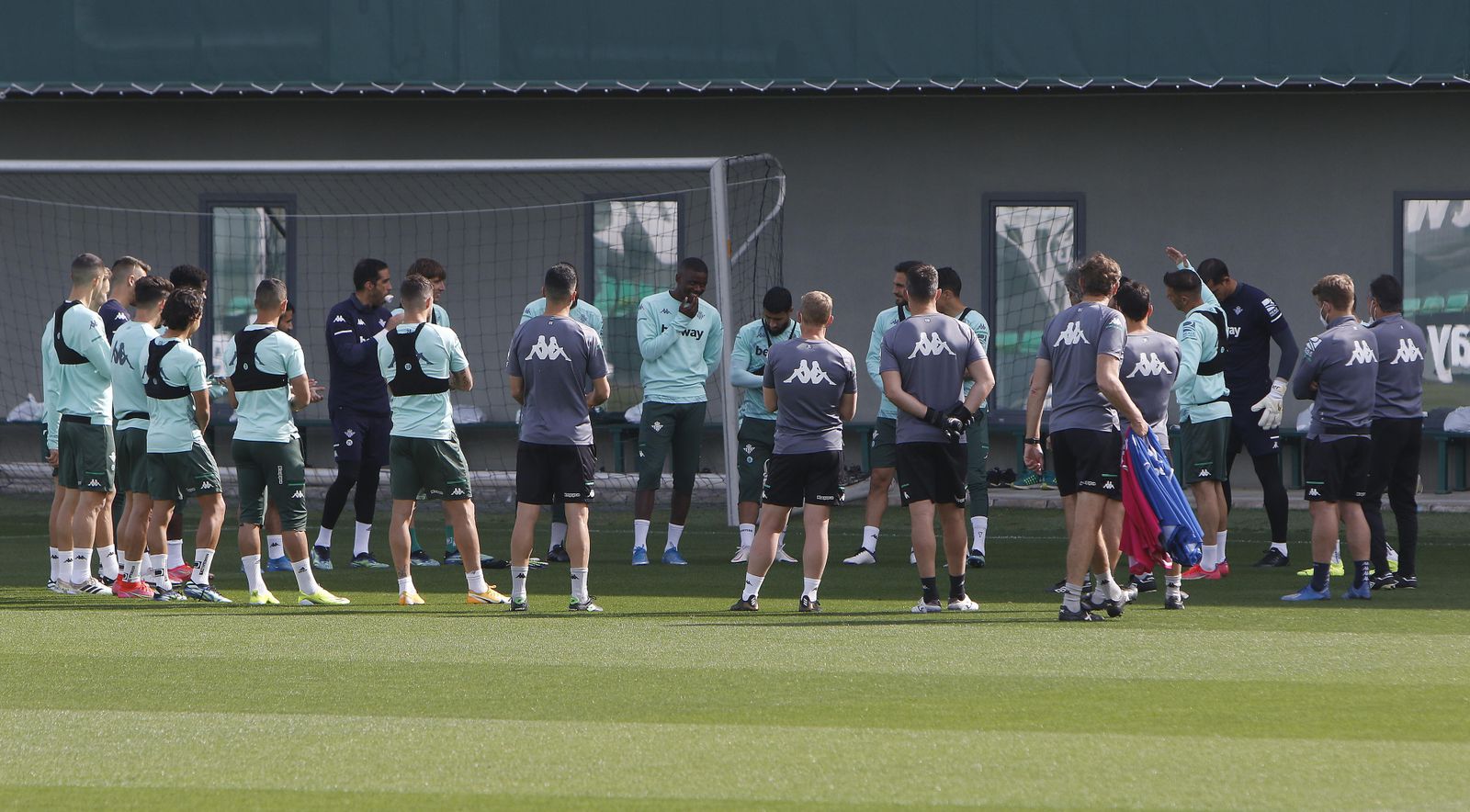 Los jugadores del Betis escuchan a Pellegrini en la charla previa a un entrenamiento.