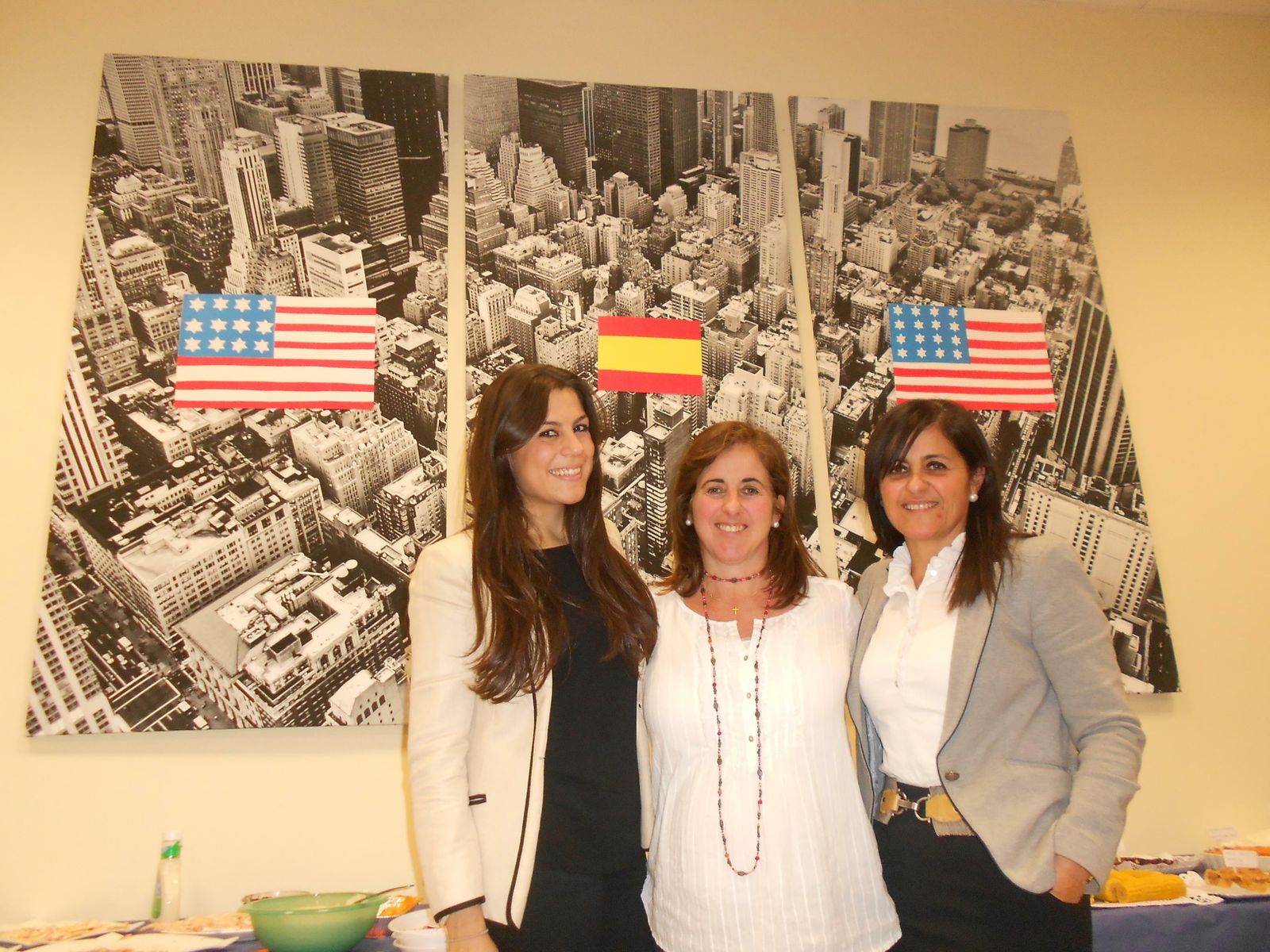 Carolina Balsa, directora de CB Lingua, en el centro junto a parte de su equipo.
