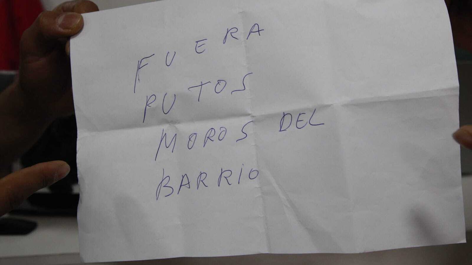 Mensaje que dejaron en la puerta del centro deportivo Powerfull de Almería.