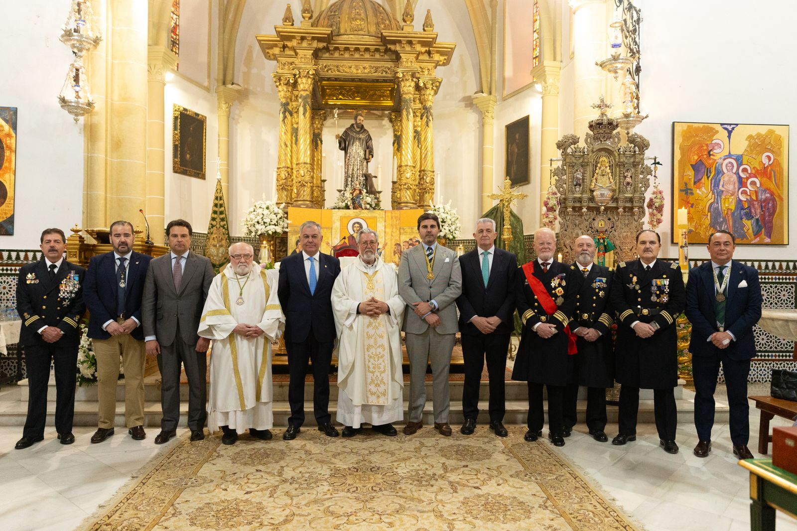 Fotografía de familia ante el Simpecado
