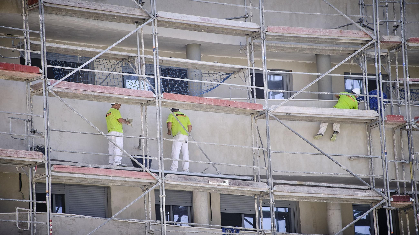 Varios trabajadores en la construcción.