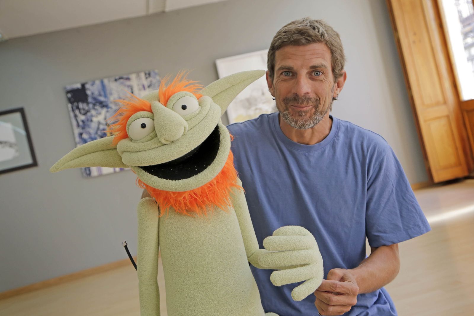 Álvaro Barrera junto a uno de los títeres de la compañía ayer en el Diario.