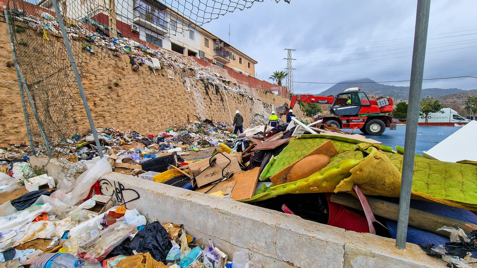 Estado del barrio de San Antonio cubierto de basura.