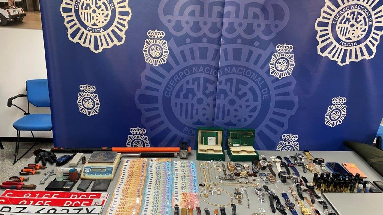 Joyas, dinero y materiales recuperados por la Policía Nacional en la operación Daytona.