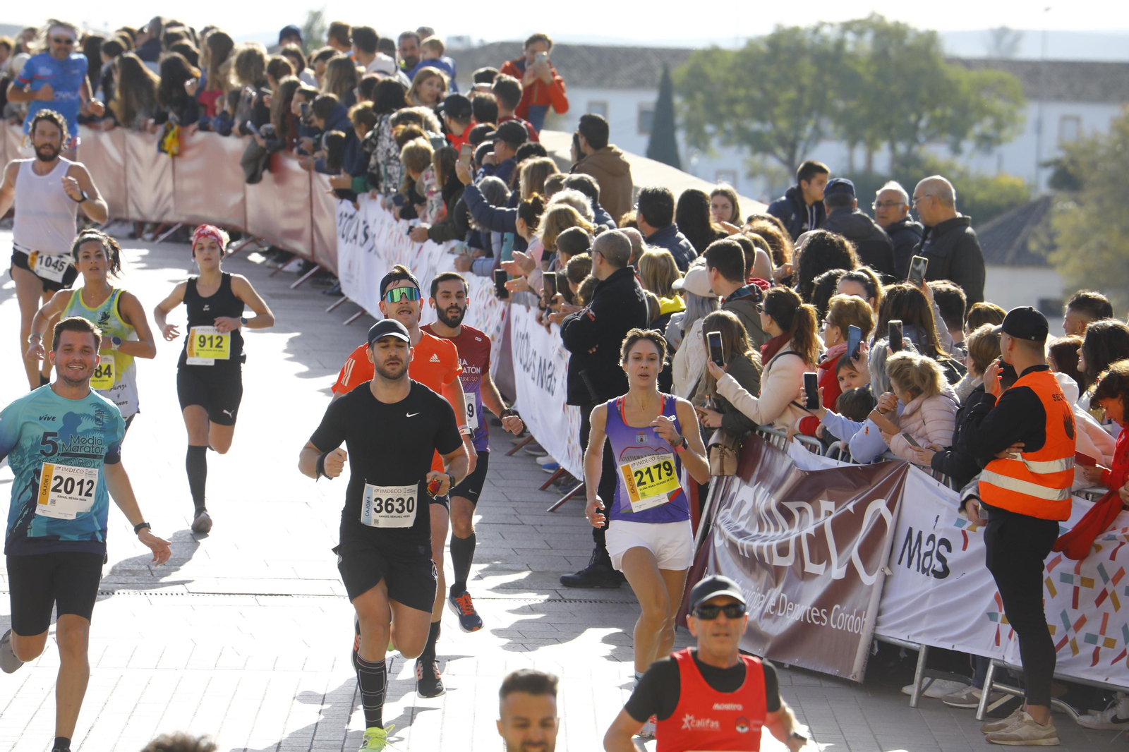 La gloria de cruzar la Puerta del Puente: imágenes de la meta de la 36 Media Maratón de Córdoba