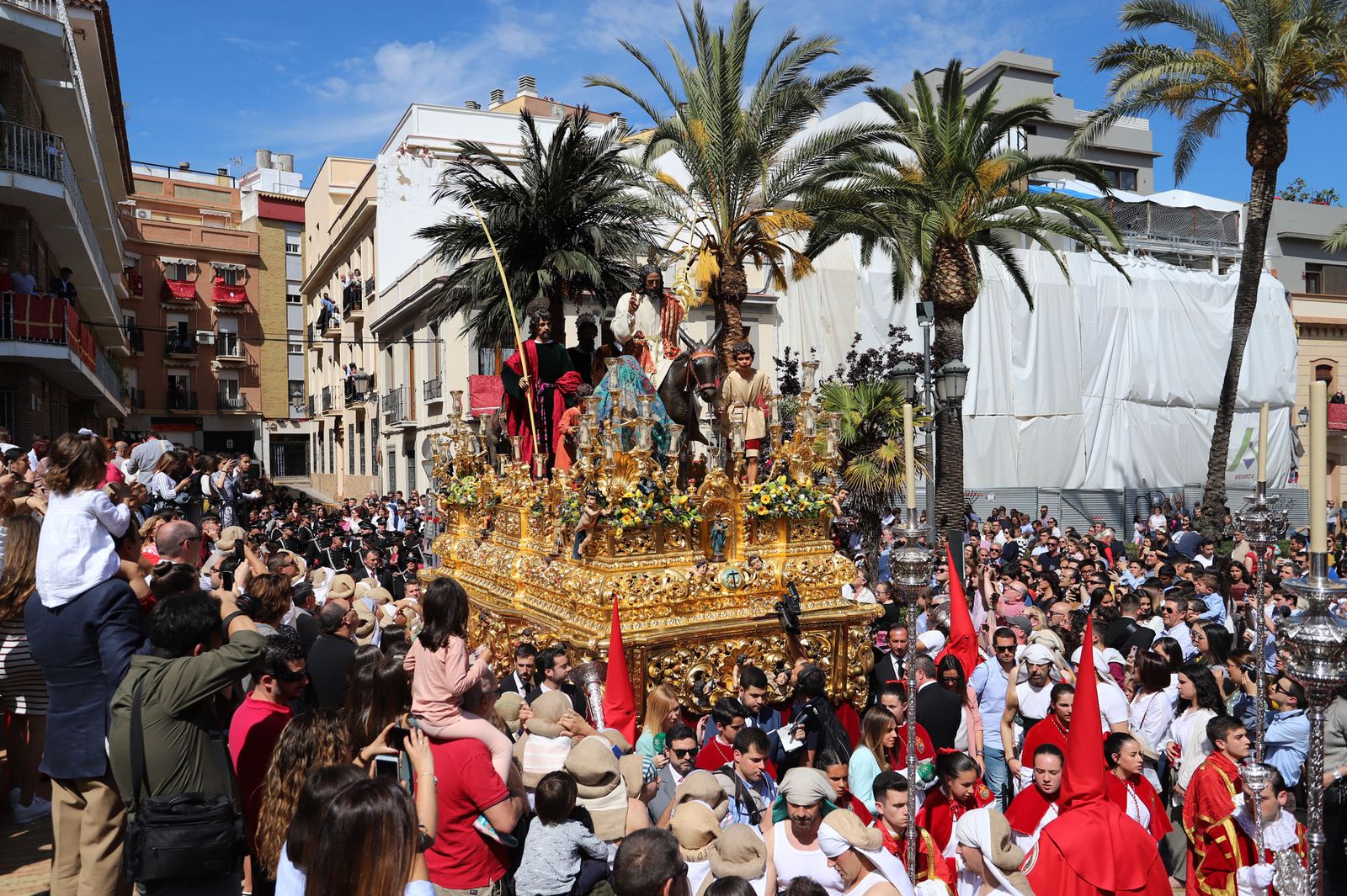 Imágenes del recorrido de la Borriquita  por las calles de Huelva