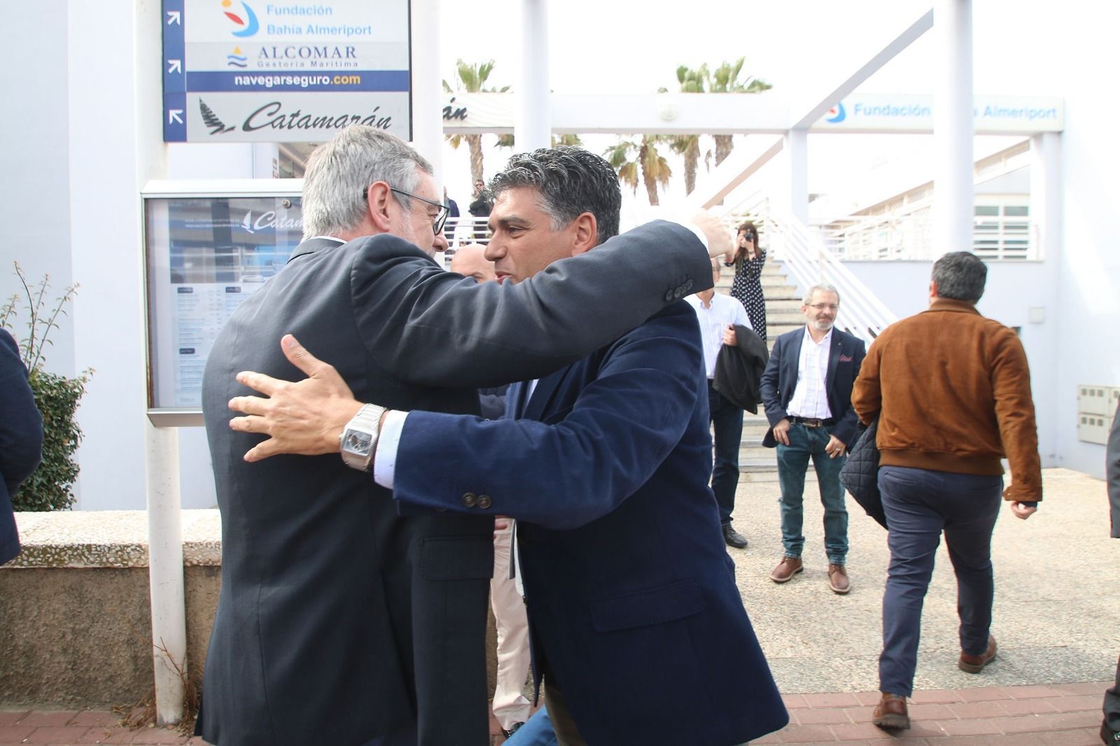 Miguel Cazorla se abraza con José Manuel Villegas, candidato al Congreso por Almería.
