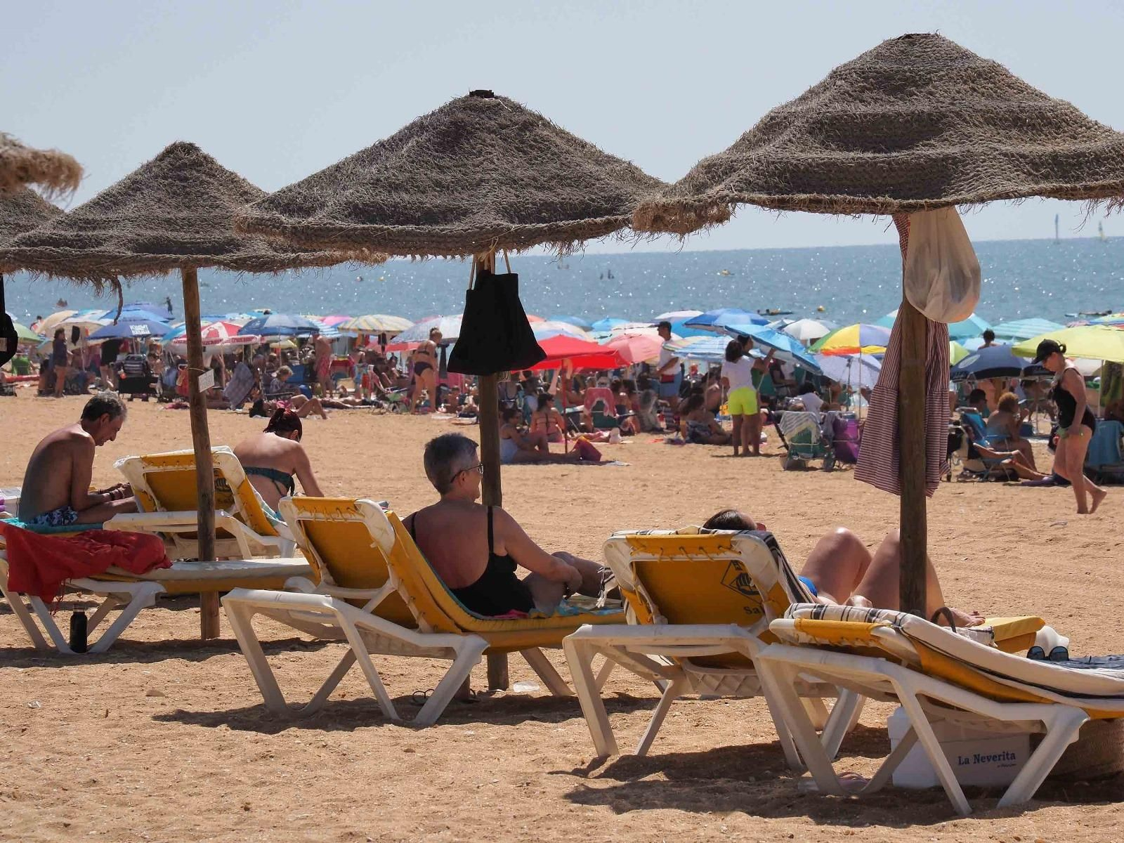 Ambiente de la playa de La Antilla a rebosar en un caluroso día