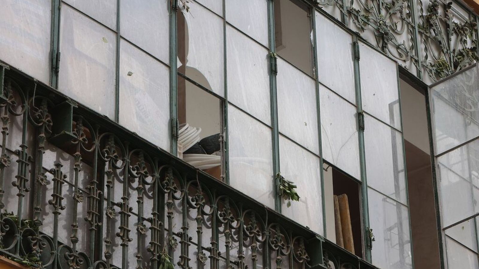 Cristalera dañada de un balcón de la plaza de la Encarnación.