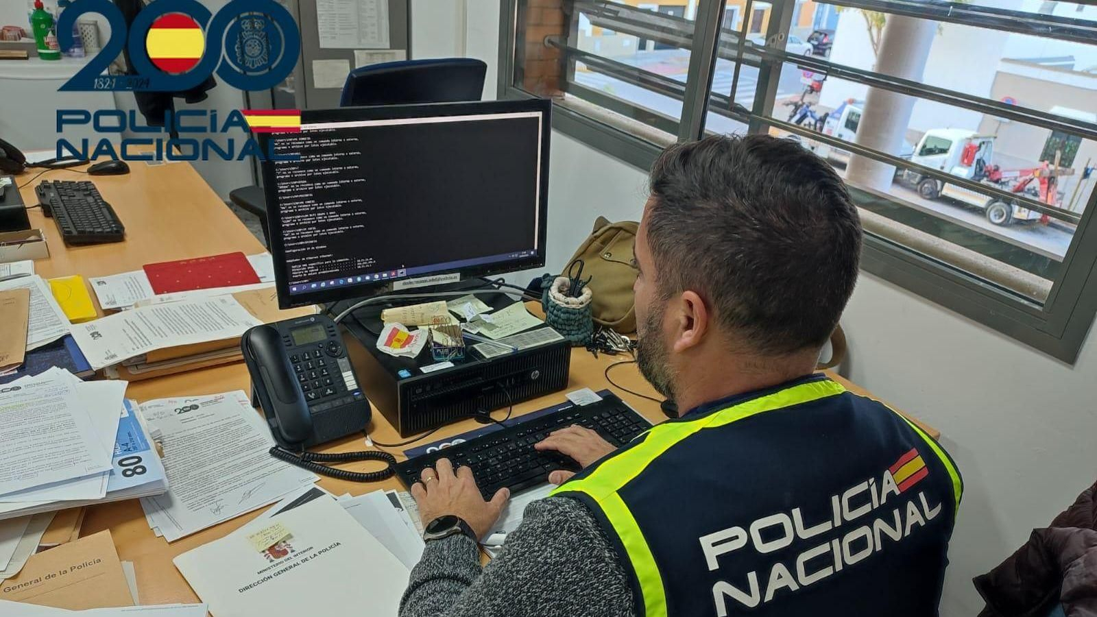 Un policía nacional trabaja en una comisaría.