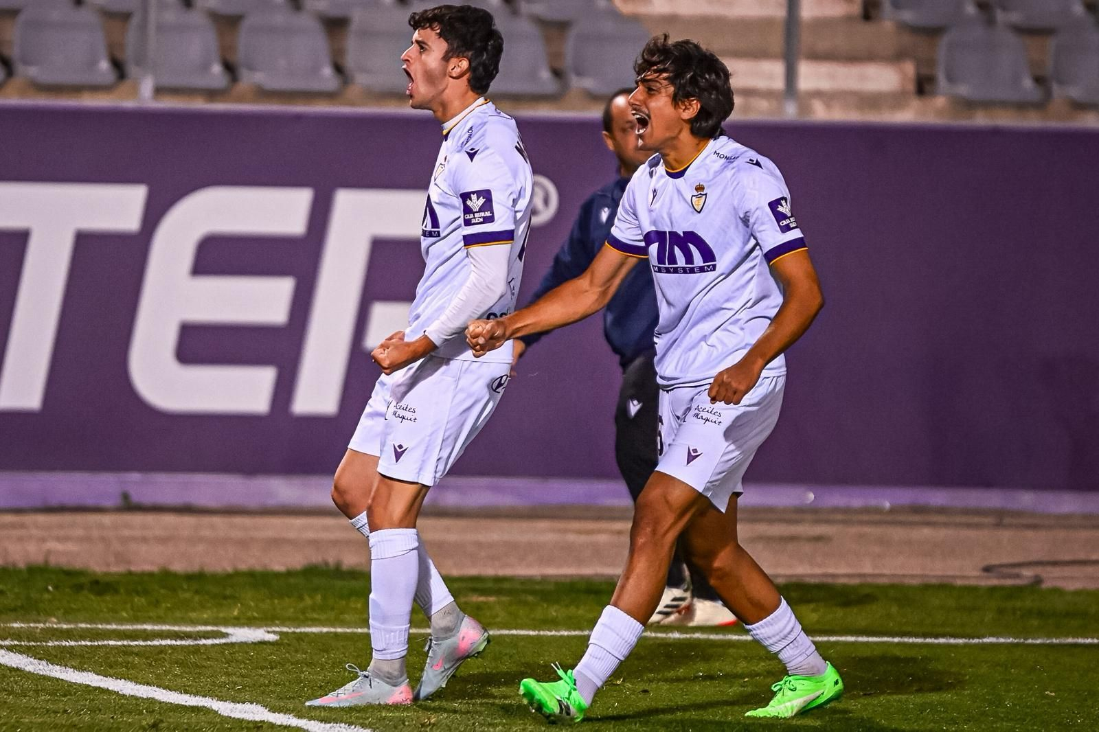 Manu López y Maroto celebran uno de los goles del Real Jaén.