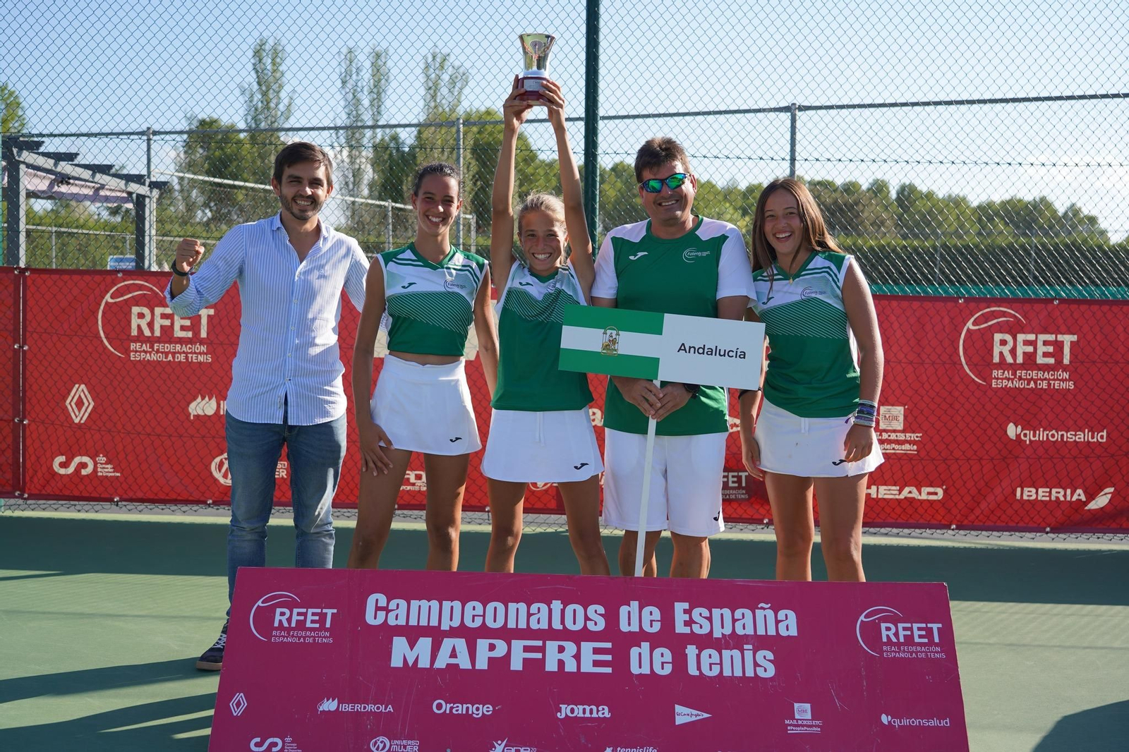 Jimena Martorell, a la derecha, junto a sus compareñas con el trofeo de campeonas de España.