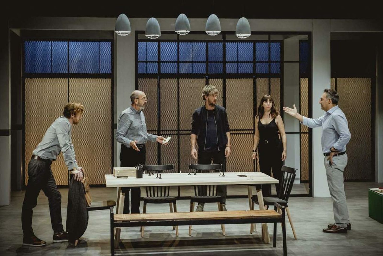 Los actores que participan en la obra durante una de las escenas.