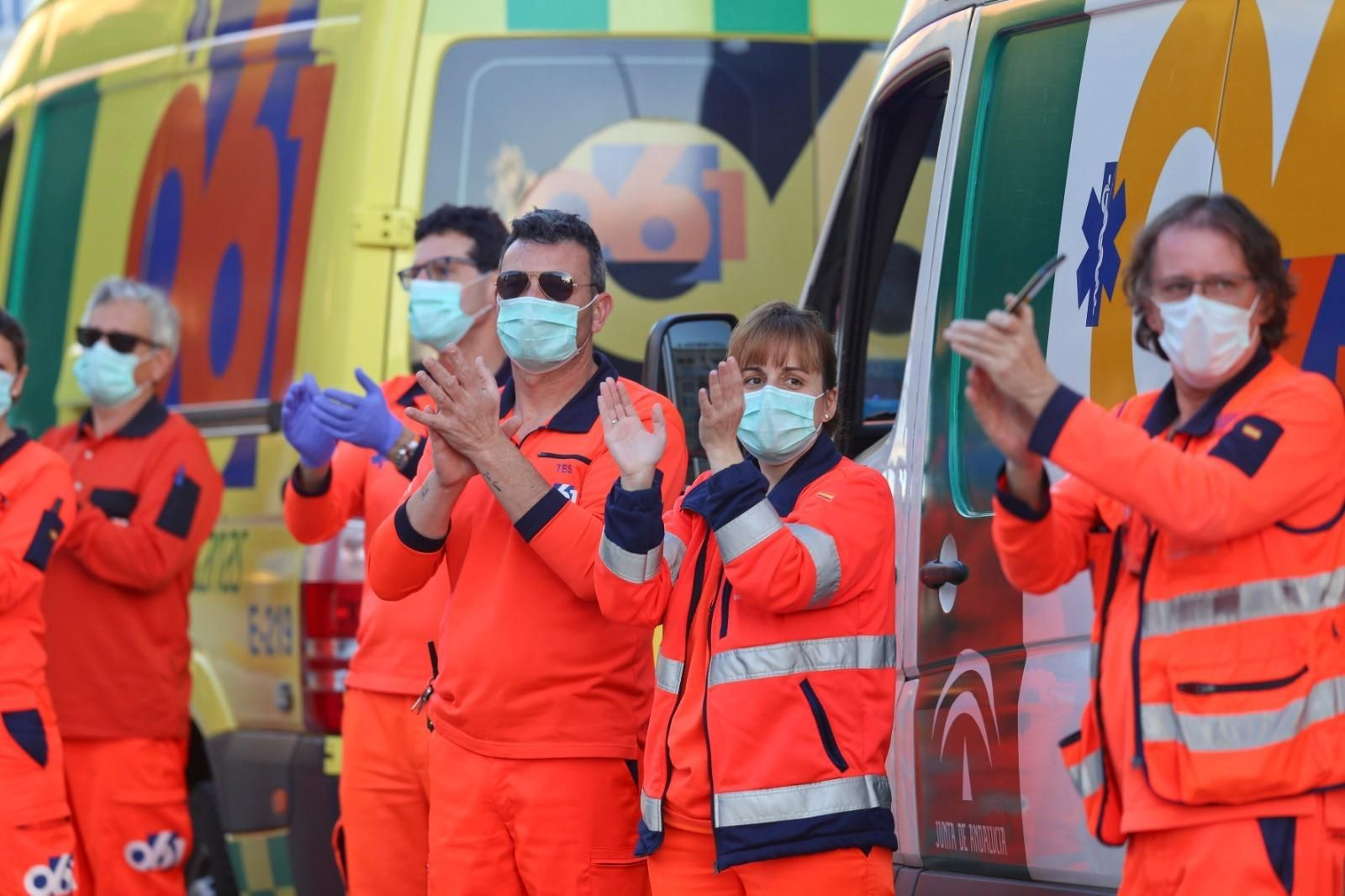 Personal del 061 aplaude en uno de los centros hospitalarios malagueños.