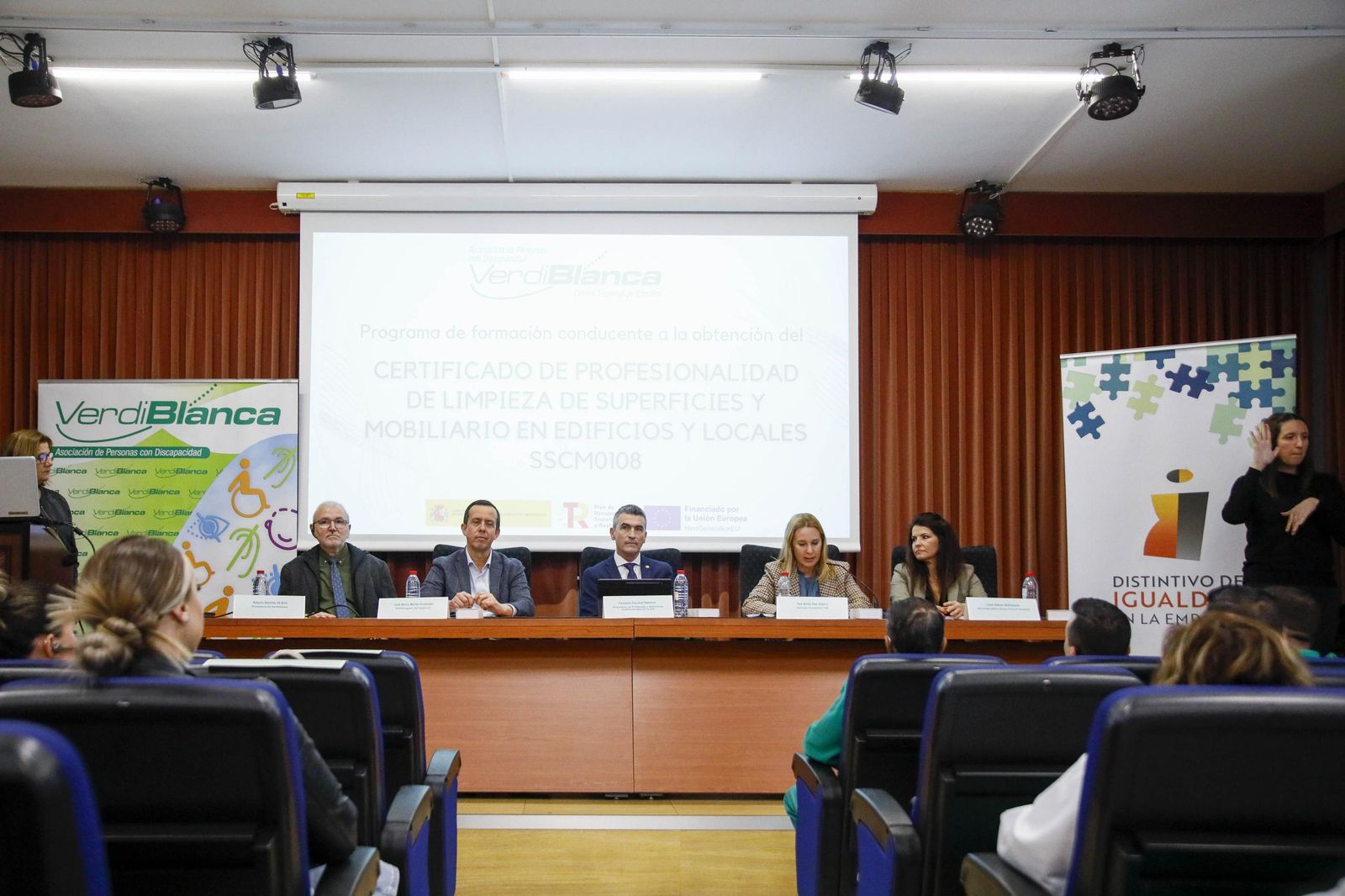 Imágenes de la enterga de certificado de profesionalidad de limpieza de superficies y mobiliarios de VerdiBlanca en la Universidad de Almería