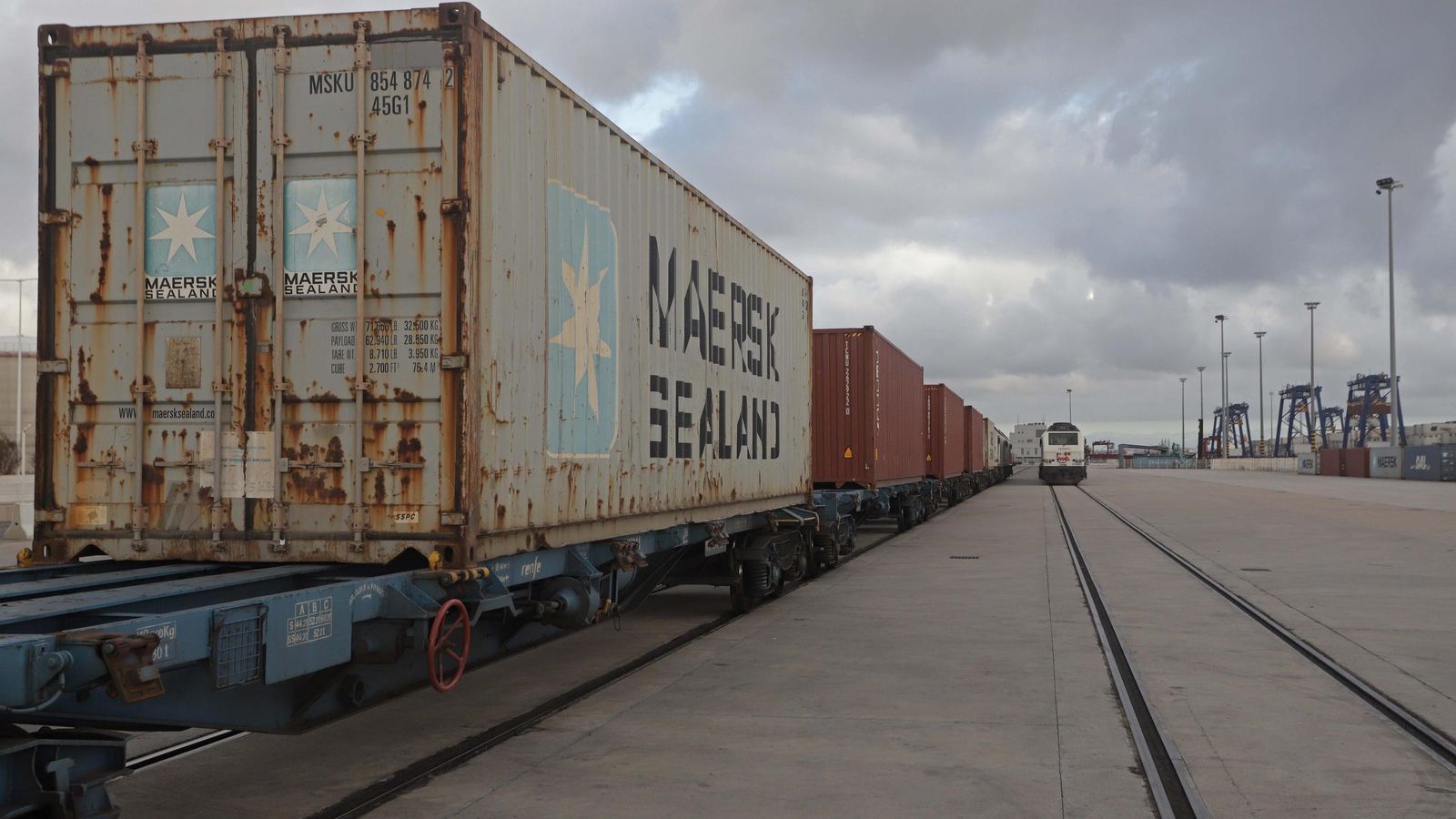 Trenes de mercancías en la terminal ferroportuaria del Puerto de Algeciras.