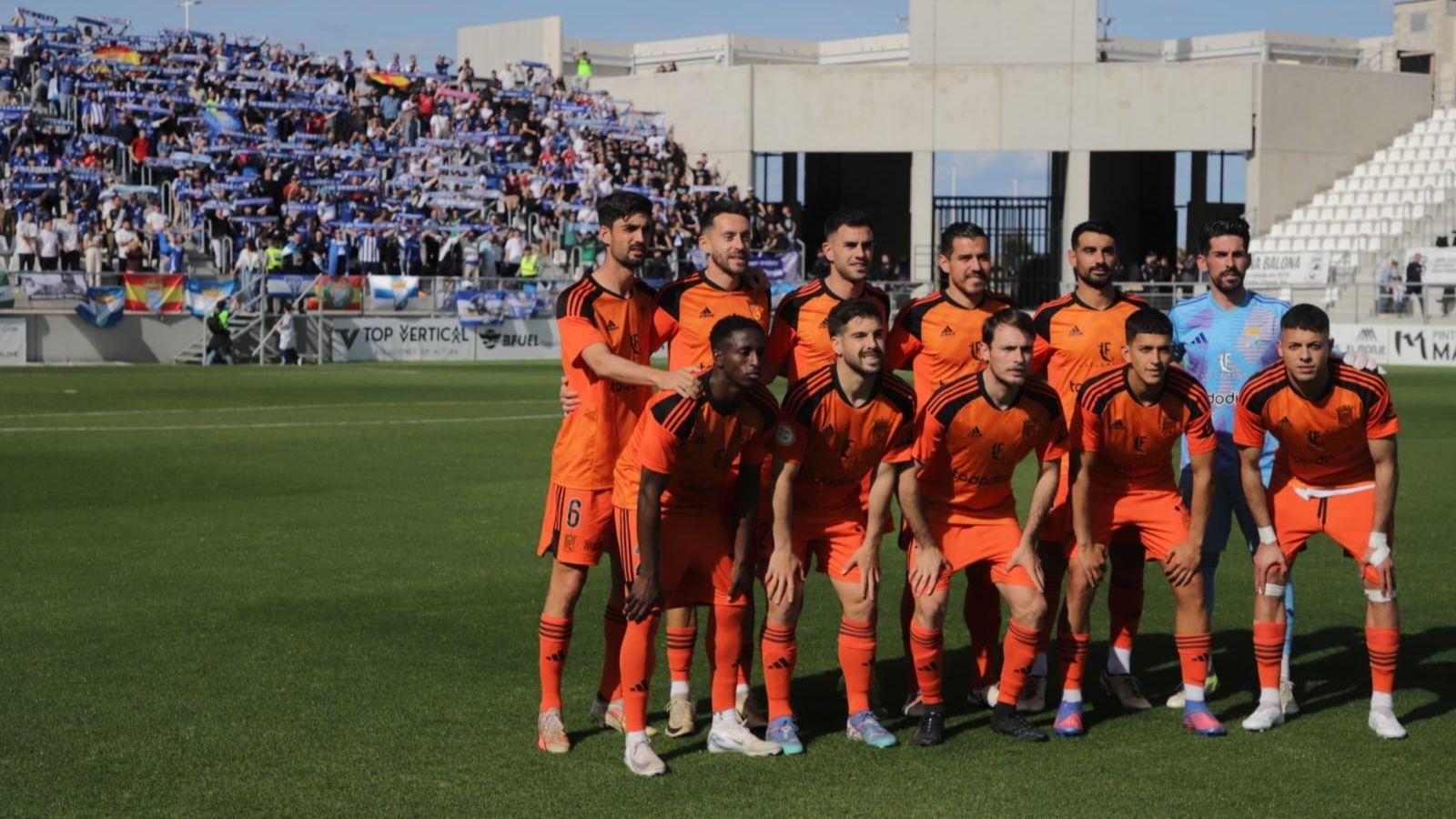 Once del Xerez CD en el Ciudad de La Línea con la afición azulina al fondo.