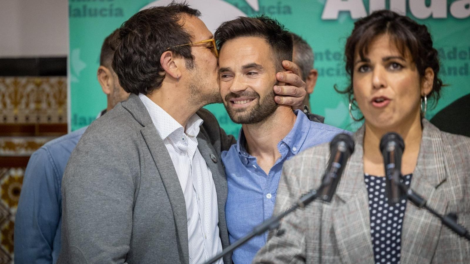 El alcalde besa a David de la Cruz en presencia de Teresa Rodríguez, durante la presentación del nuevo candidato a la Alcaldía.