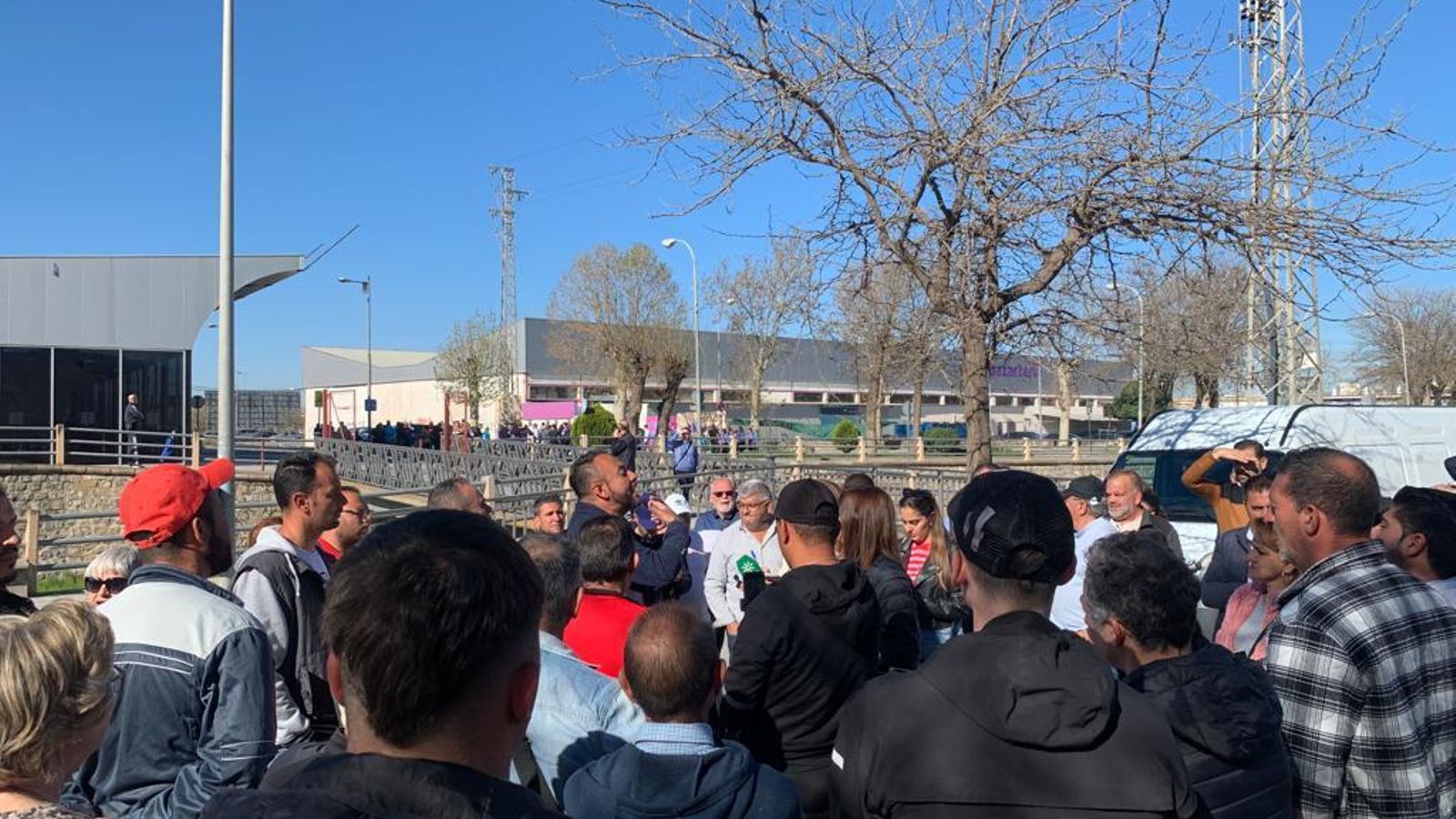 Melchor Tirado, en el centro, atiende a los medios.