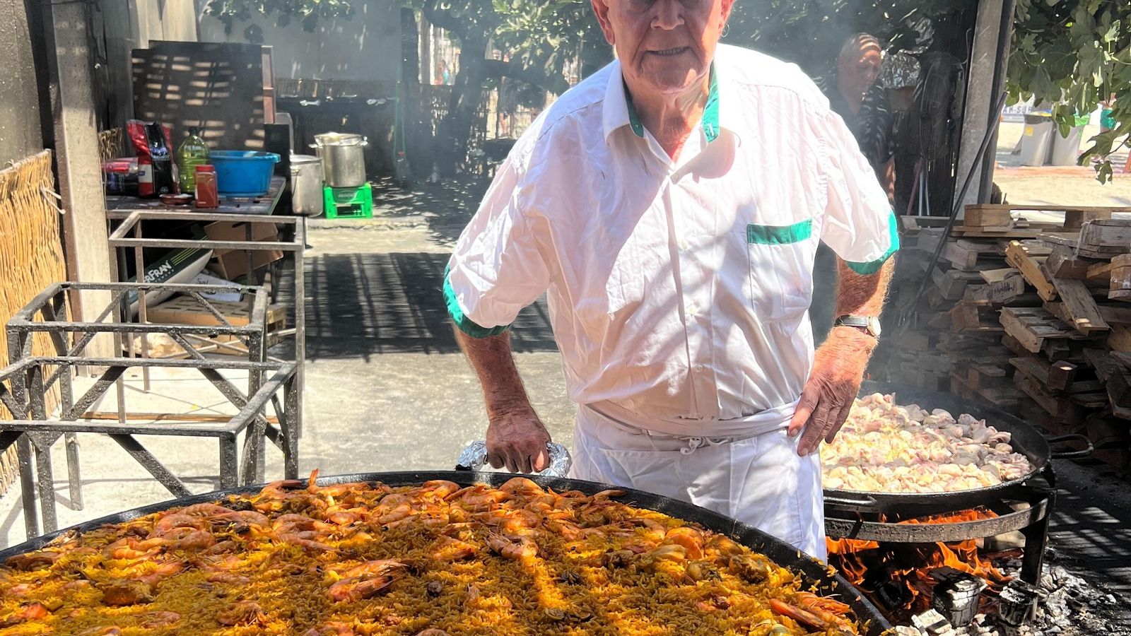 El propietario del chiringuito Ayo, Francisco Ortega, posa con uno de sus platos estrella, la paella gigante. El propietario del chiringuito Ayo, Francisco Ortega, posa con uno de sus platos estrella, la paella gigante.