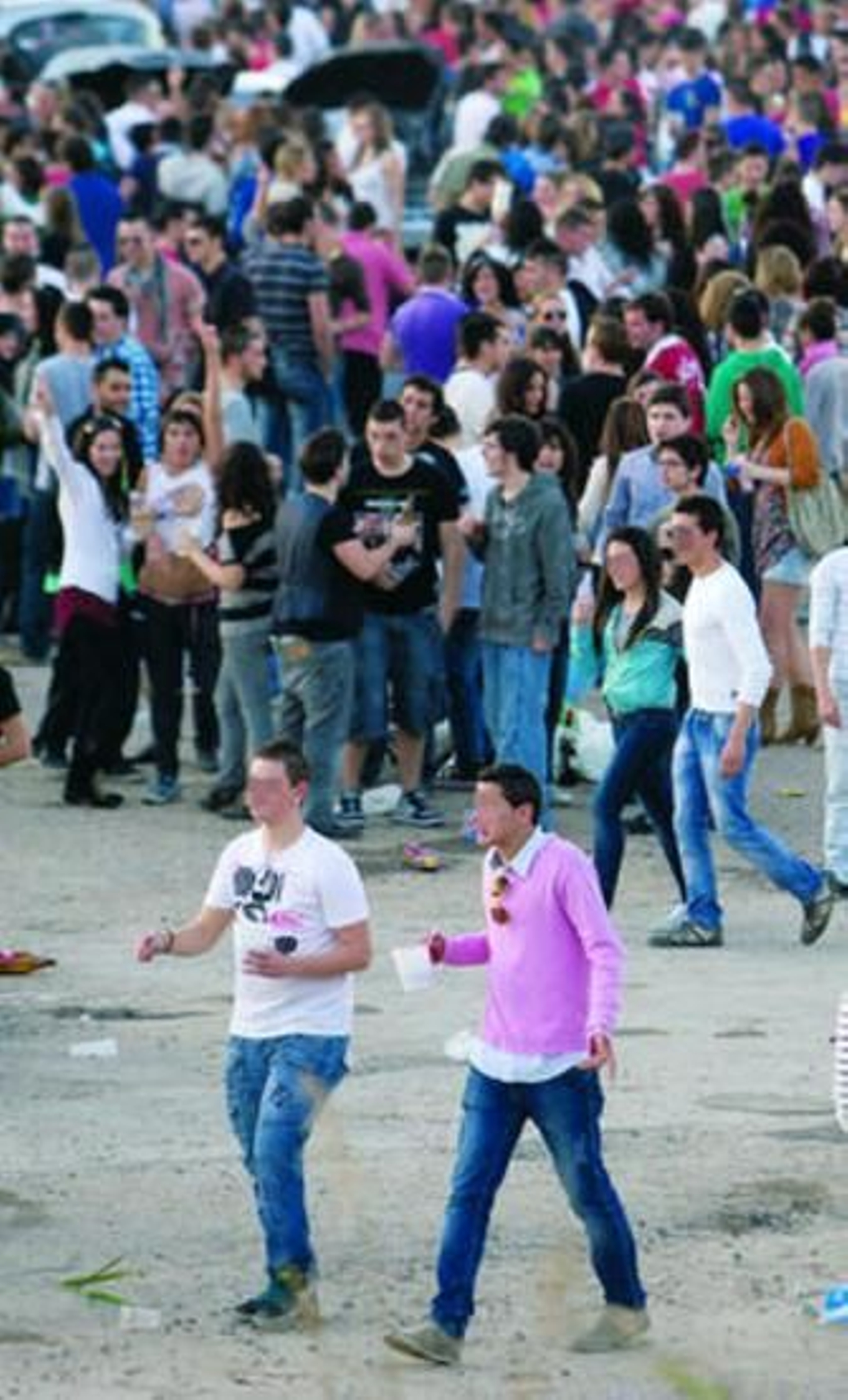 Jóvenes en una 'botellona' en el Charco de la Pava.