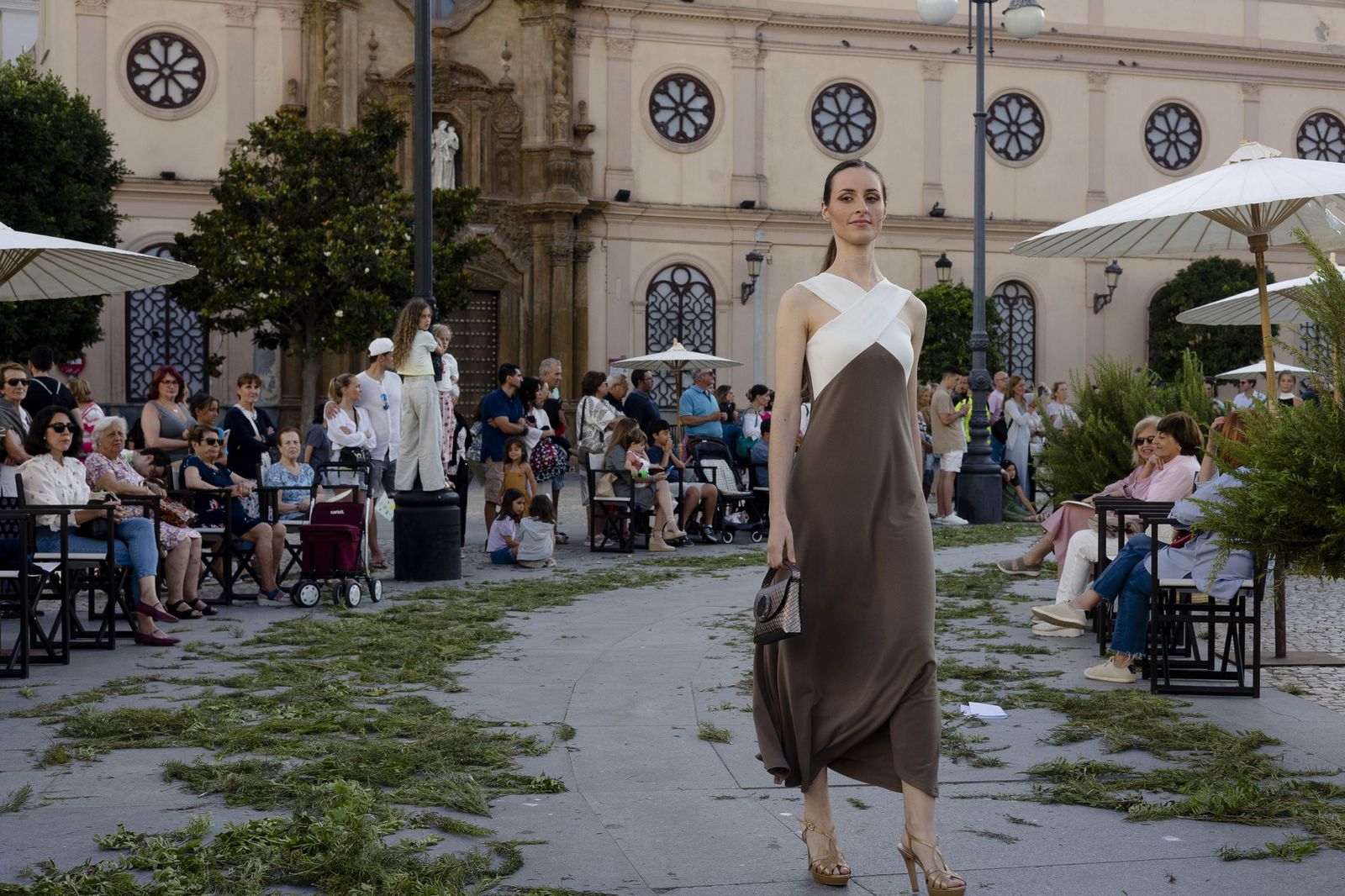 Imágenes del desfile "Cádiz de moda, Cádiz emprende" en la plaza de San Antonio.