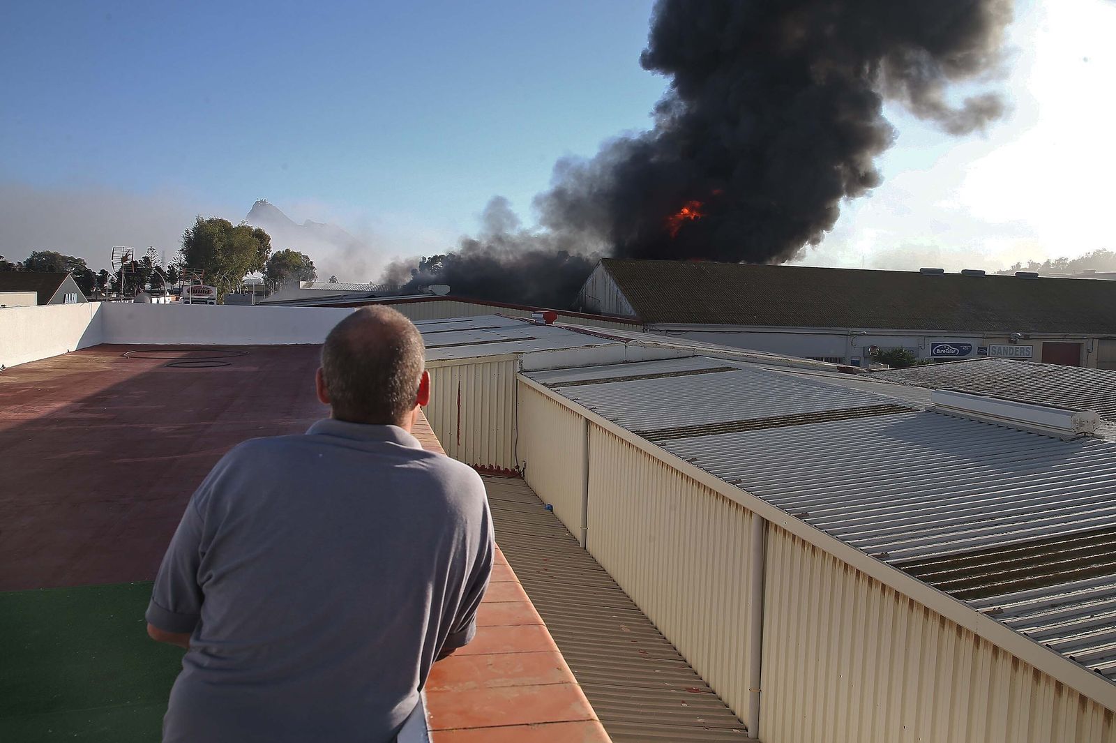 Imágenes del incendio de la nave de pinturas del polígono industrial Zabal Bajo en La Línea
