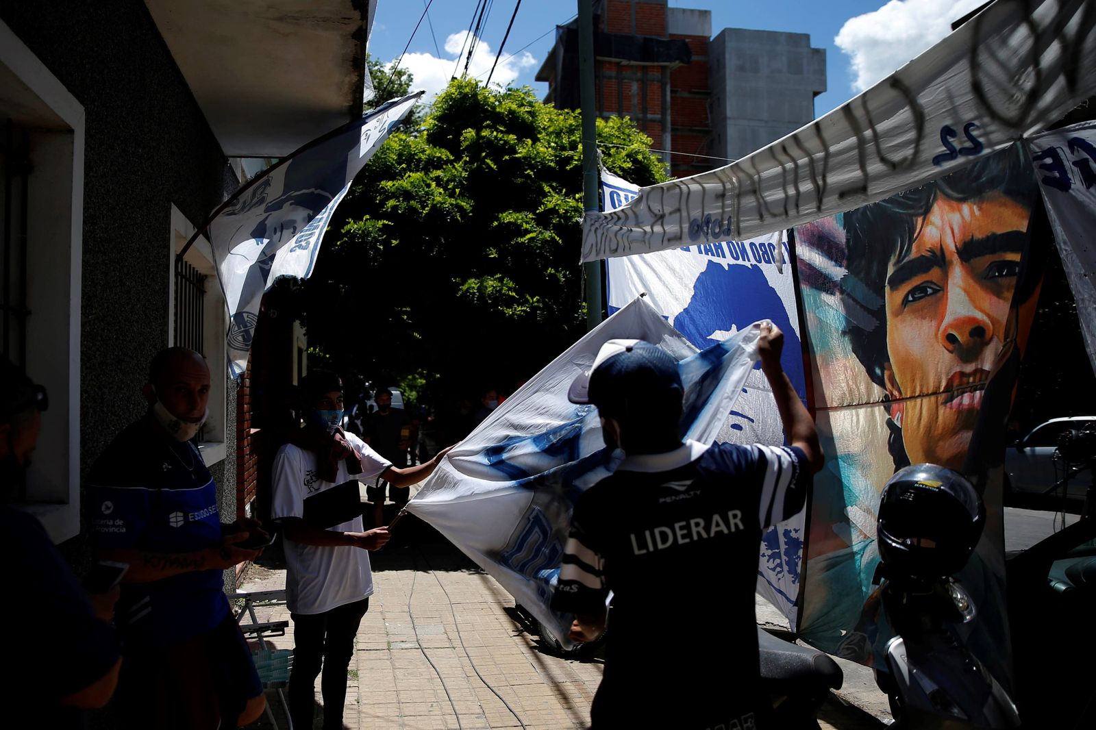 Aficionados de Gimnasia, en la puerta del hospital en el que está ingresado Maradona.