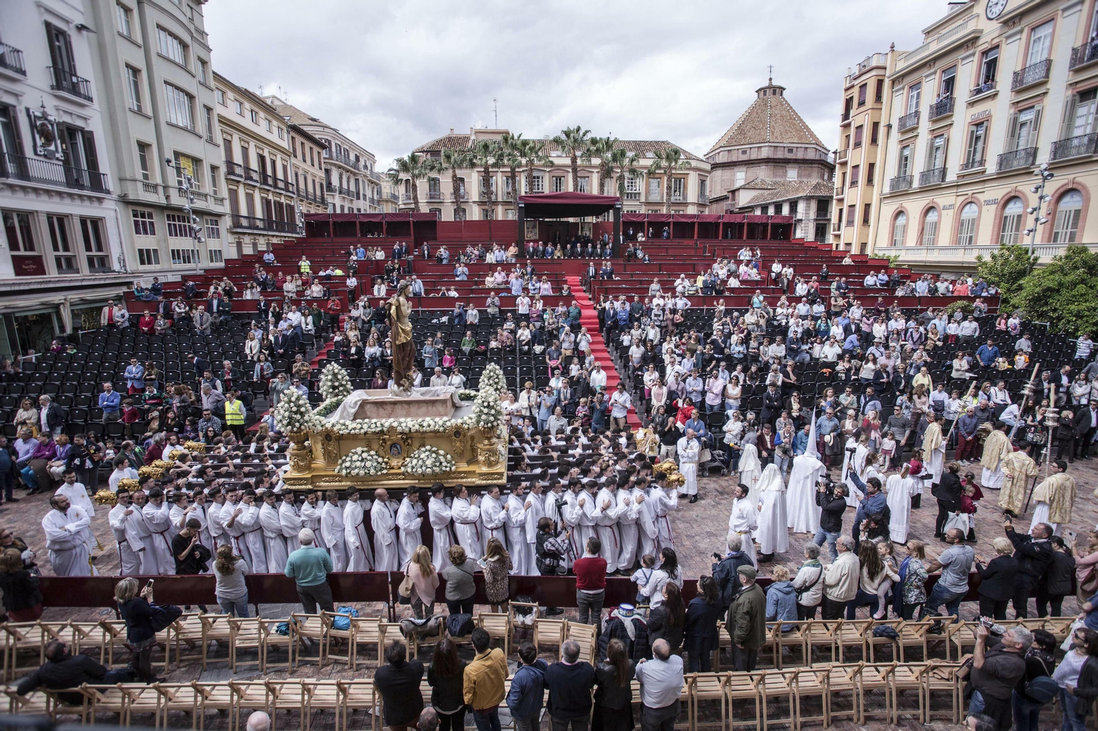 Una procesión pasa por delante de la tribuna oficial, en una imagen de archivo de la Semana Santa de este año.