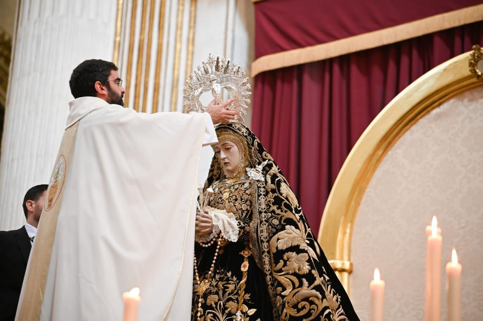Momento de la coronación por parte del deán de la Catedral.