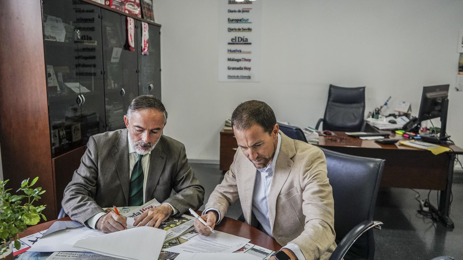 Francisco Donaire y Ordoño Vázquez durante la firma de convenio.