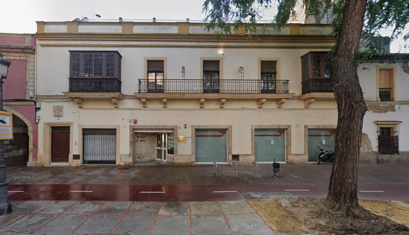 Exterior de la antigua sede de la Tesorería de la Seguridad Social, ya a la venta.