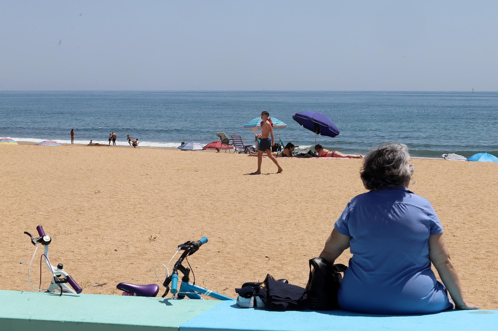 Imágenes del gran ambiente en la playa de La Antilla