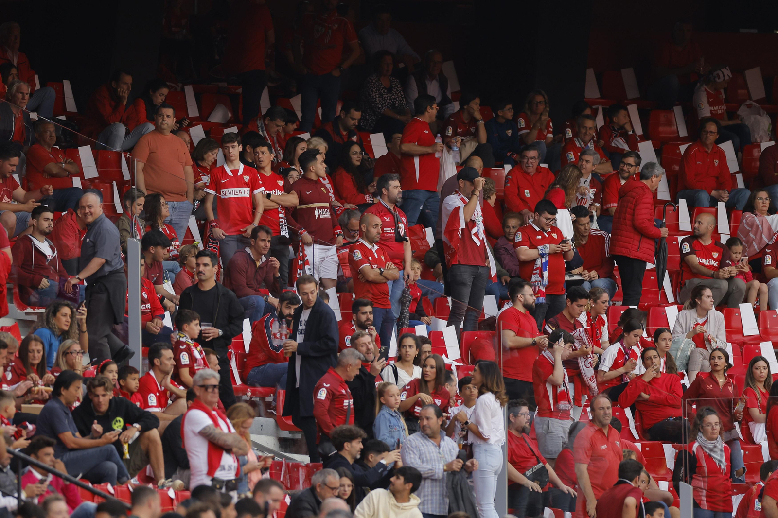 Búscate en las fotos del Sevilla-Juventus