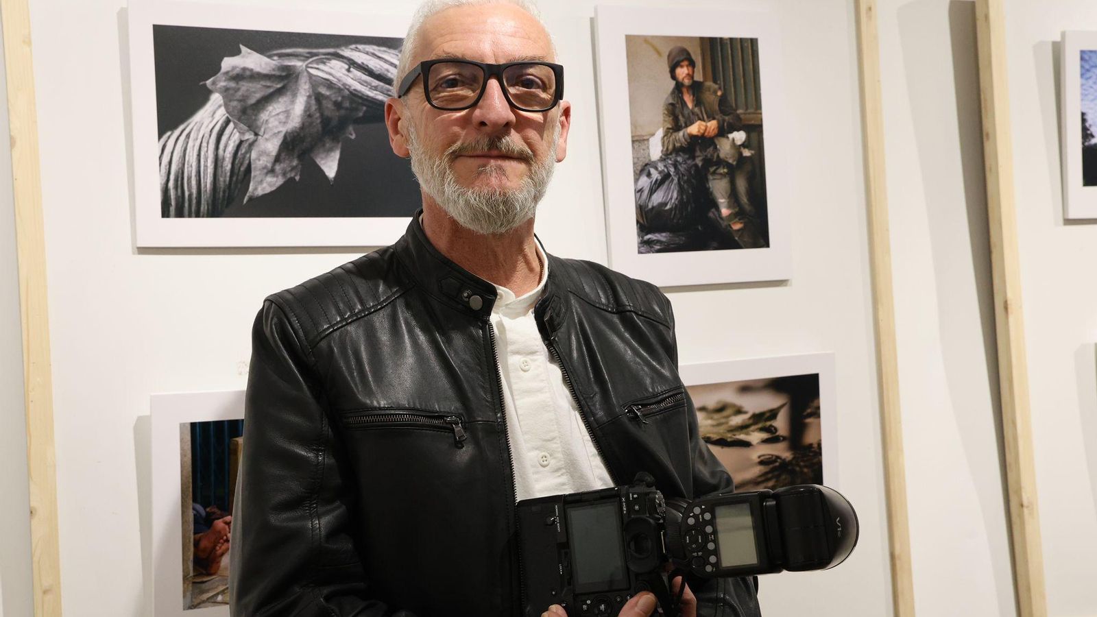 Julián Pérez junto a varias de sus fotografías.