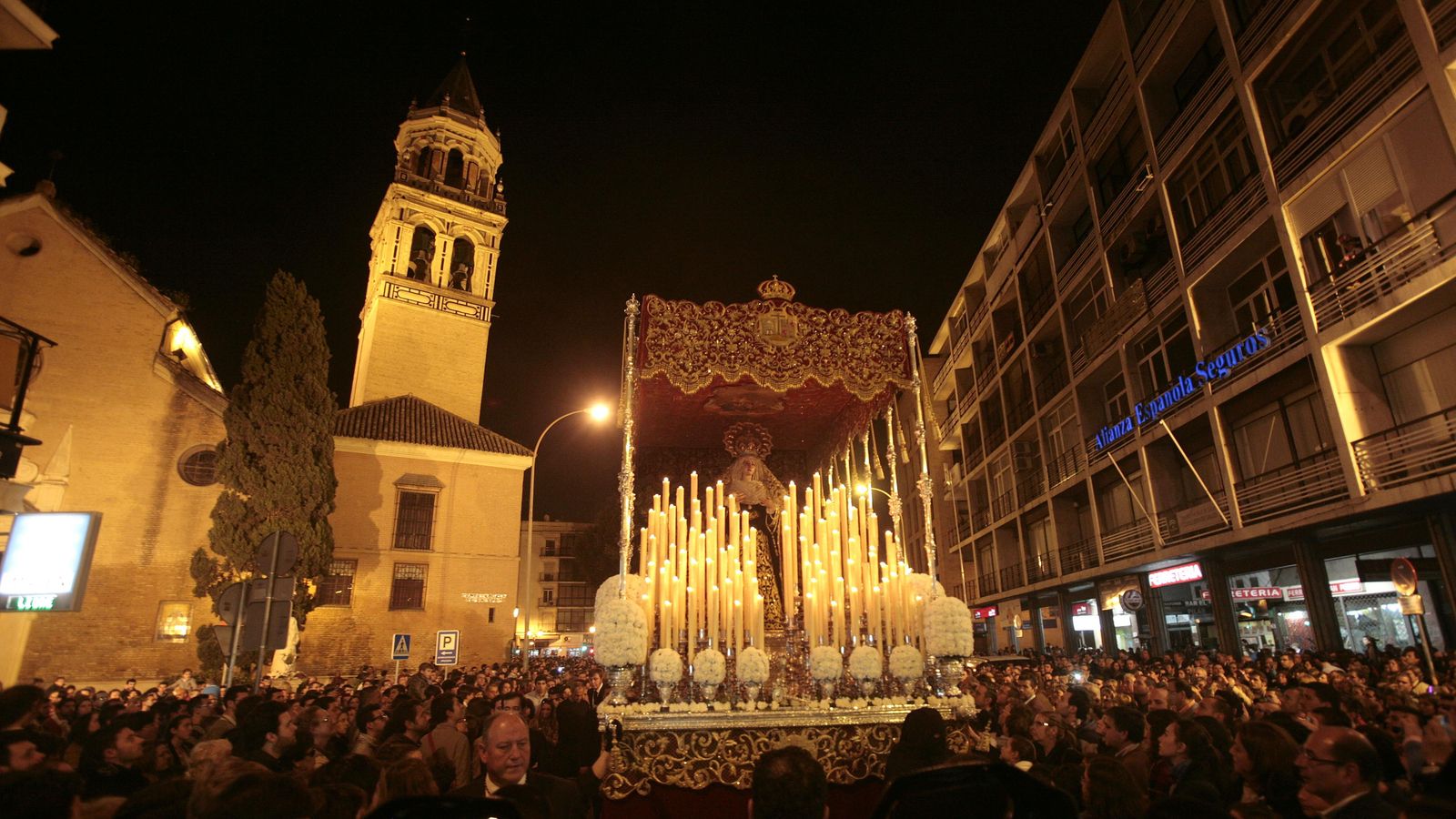 Madre Dios de la Palma tras salir de la Iglesia de San Pedro.