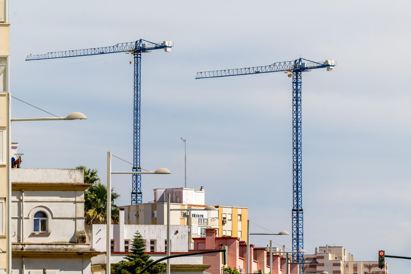 Las dos grúas sobresalen claramente en el paisaje urbano de Puerta Tierra.