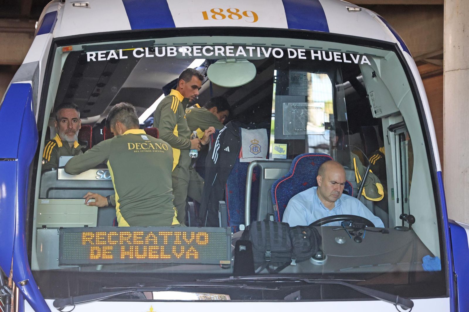Imágenes de la salida en autobús del Recreativo de Huelva hacia Madrid
