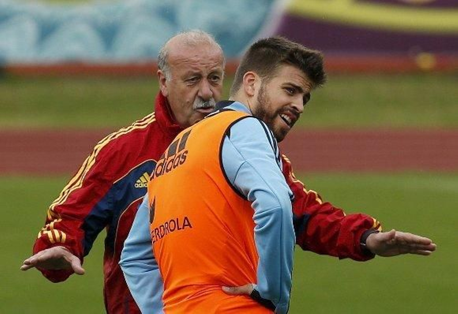 Del Bosque trabaja la salida de balón sin espacios sin dar pistas del once inicial