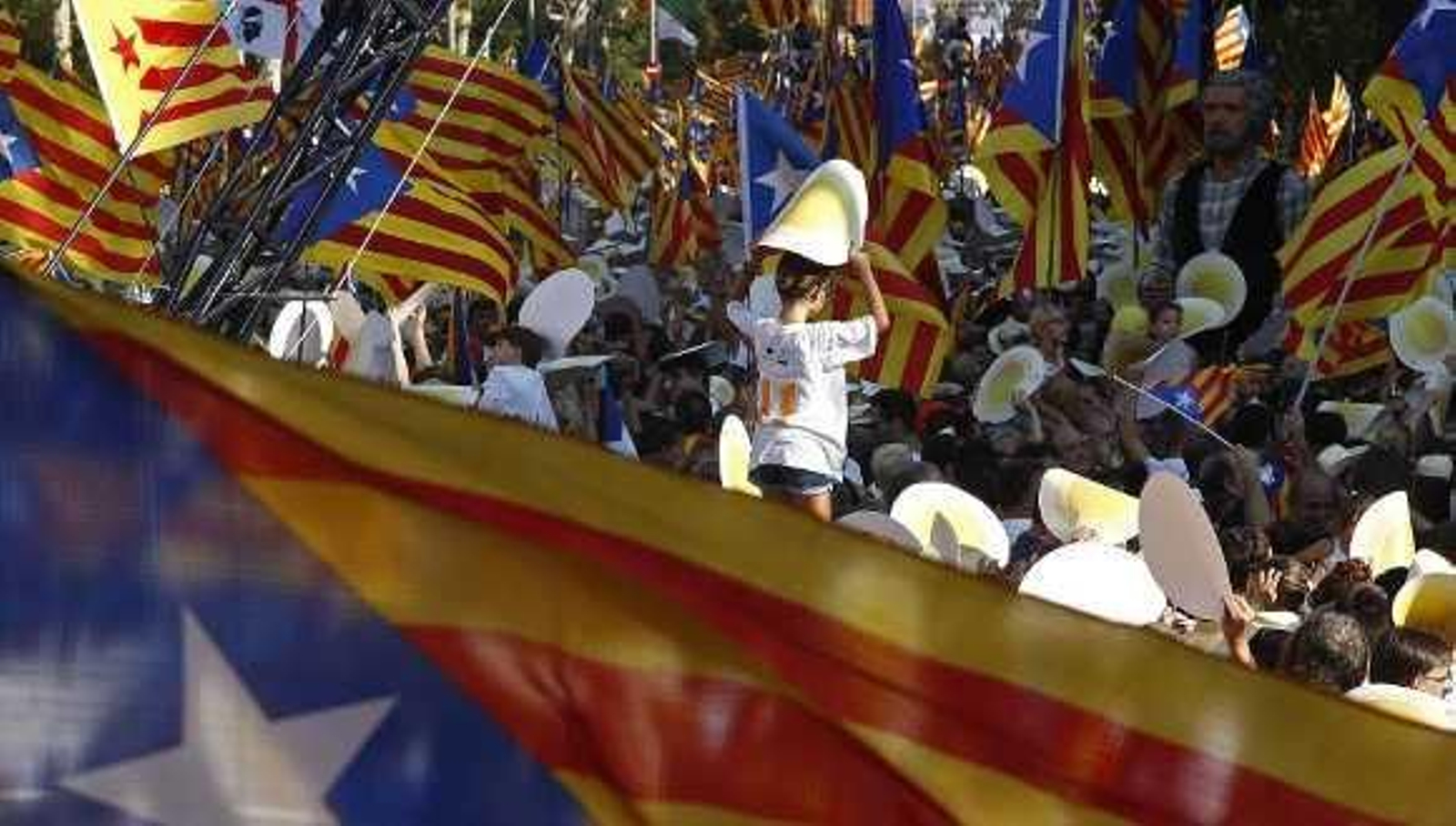 Miles de catalanes se declaran "a punto" para la independencia