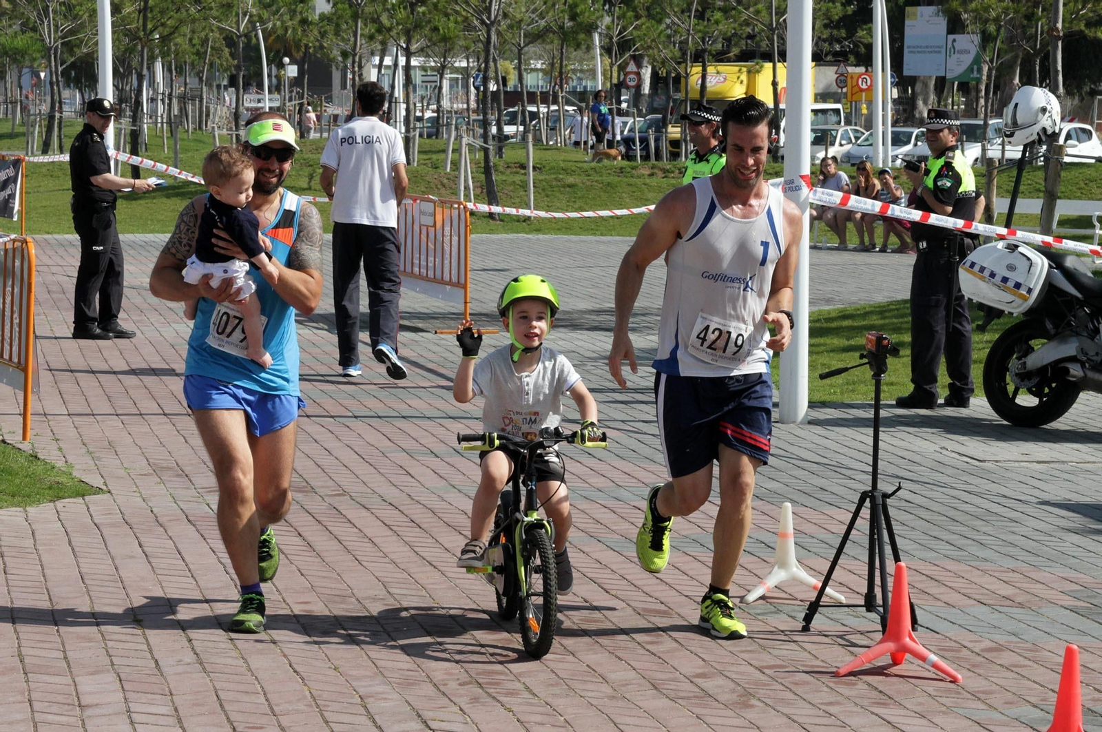 Imágenes de la Carrera Solidaria Ruta 091 organizada por la Policía Nacional