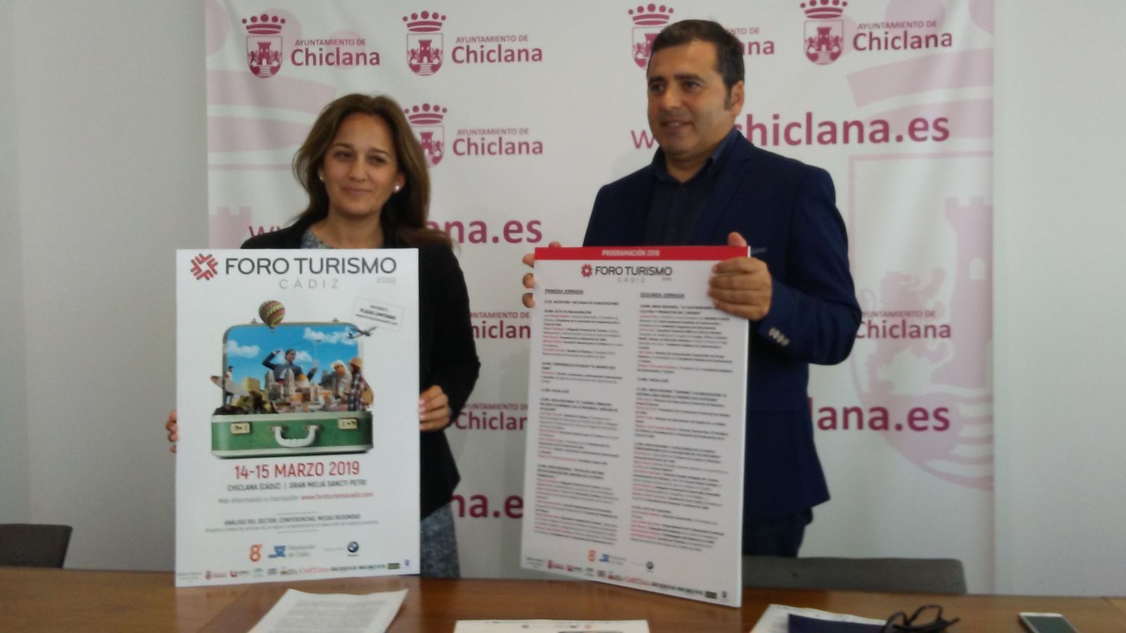 La edil  Ana González y José Antonio Medina muestran la cartelería con la programación del encuentro turístico.