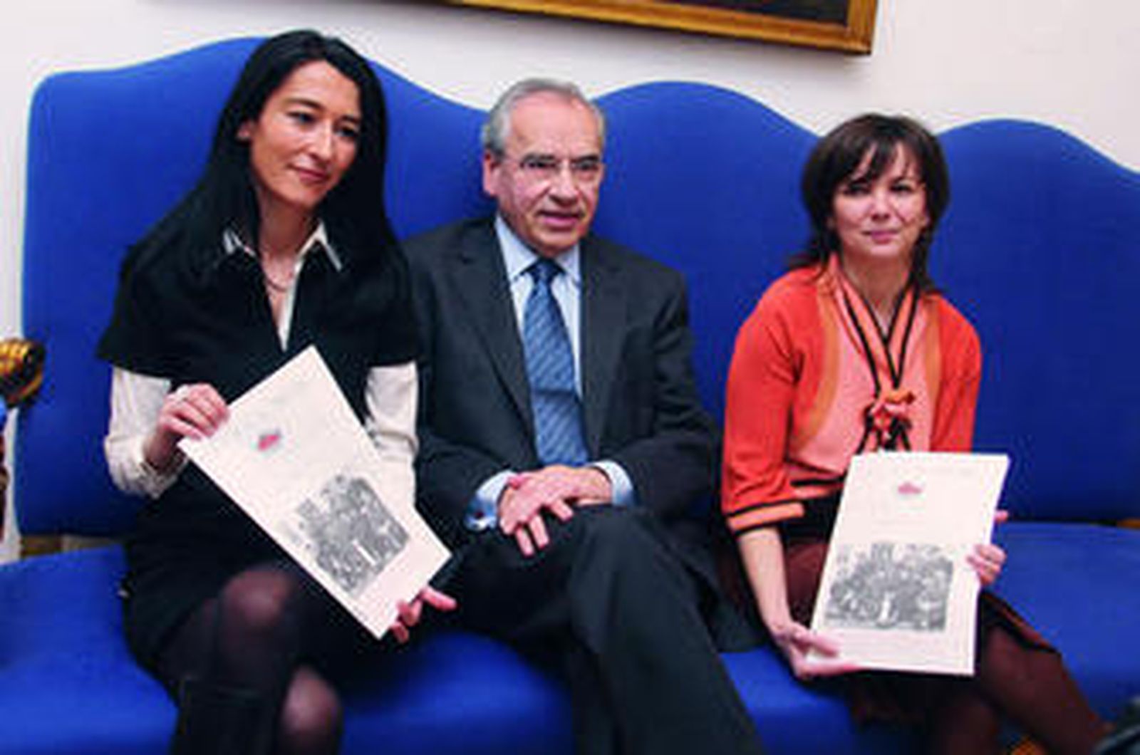 La investigadora Araceli Iravedra y la editora Arantxa Gómez Sancho, junto a Alfonso Guerra.