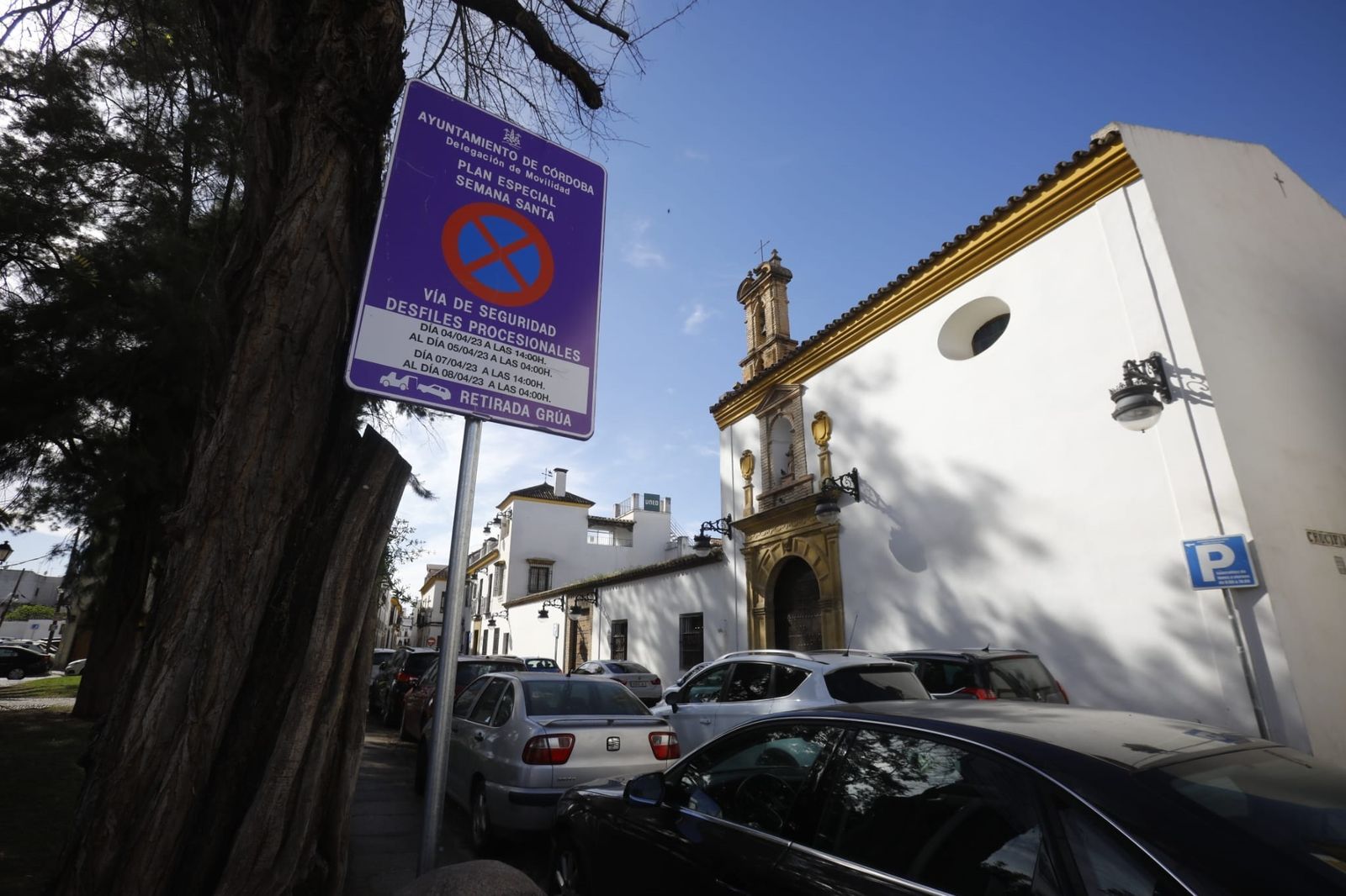 Una de las señales que prohíbe el aparcamiento en La Magdalena durante la Semana Santa.